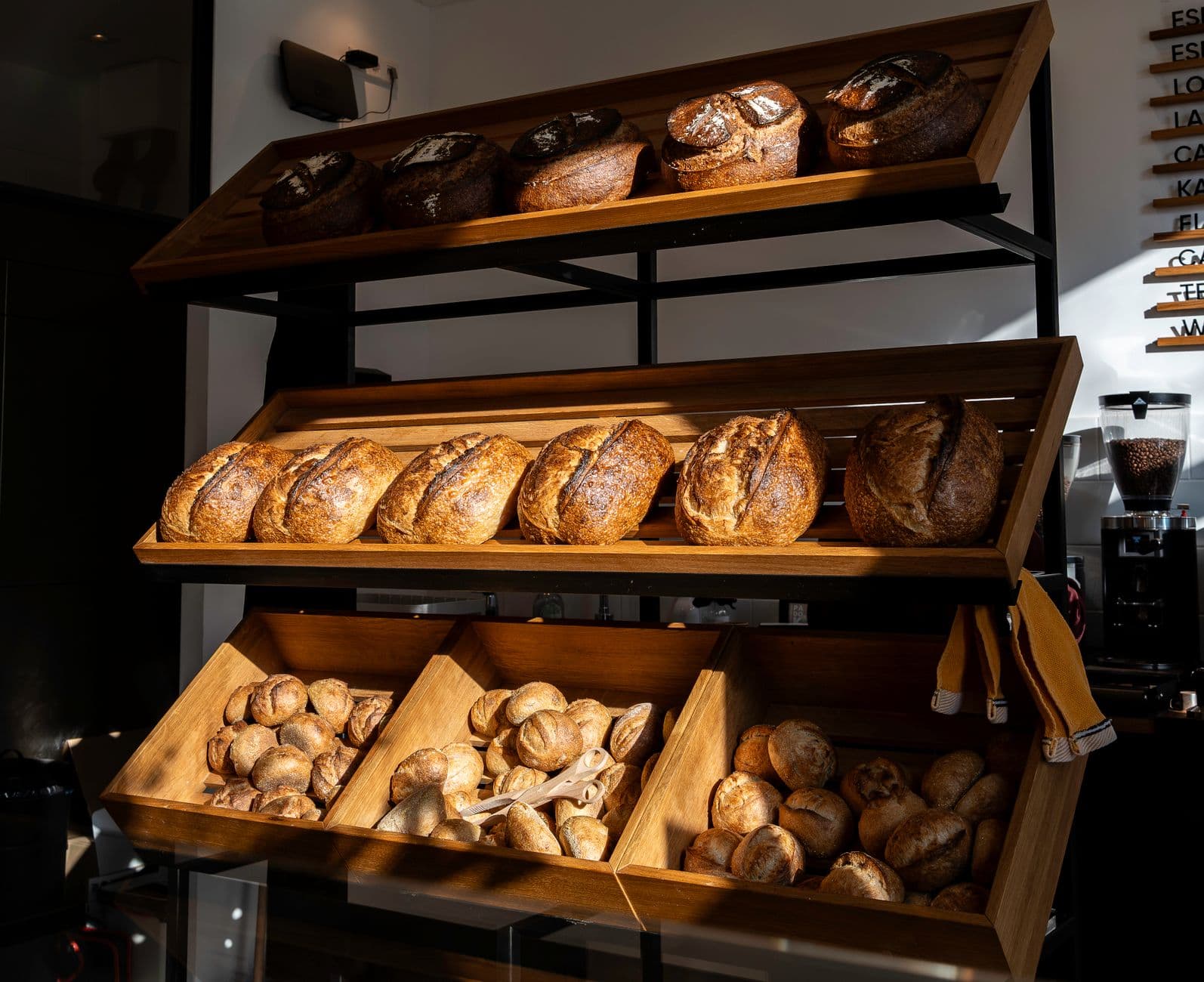 Comptoir garni de pains frais prêts pour les sandwiches du midi