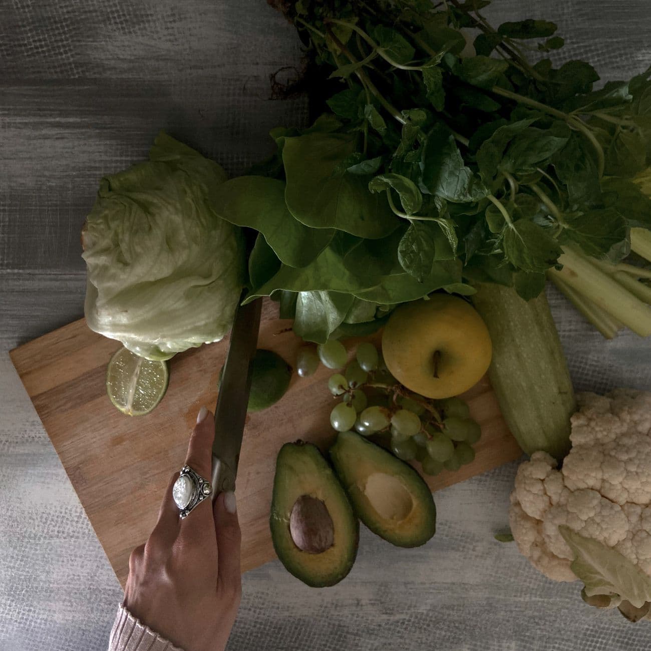 Crudités et légumes frais coupés sur une planche en bois