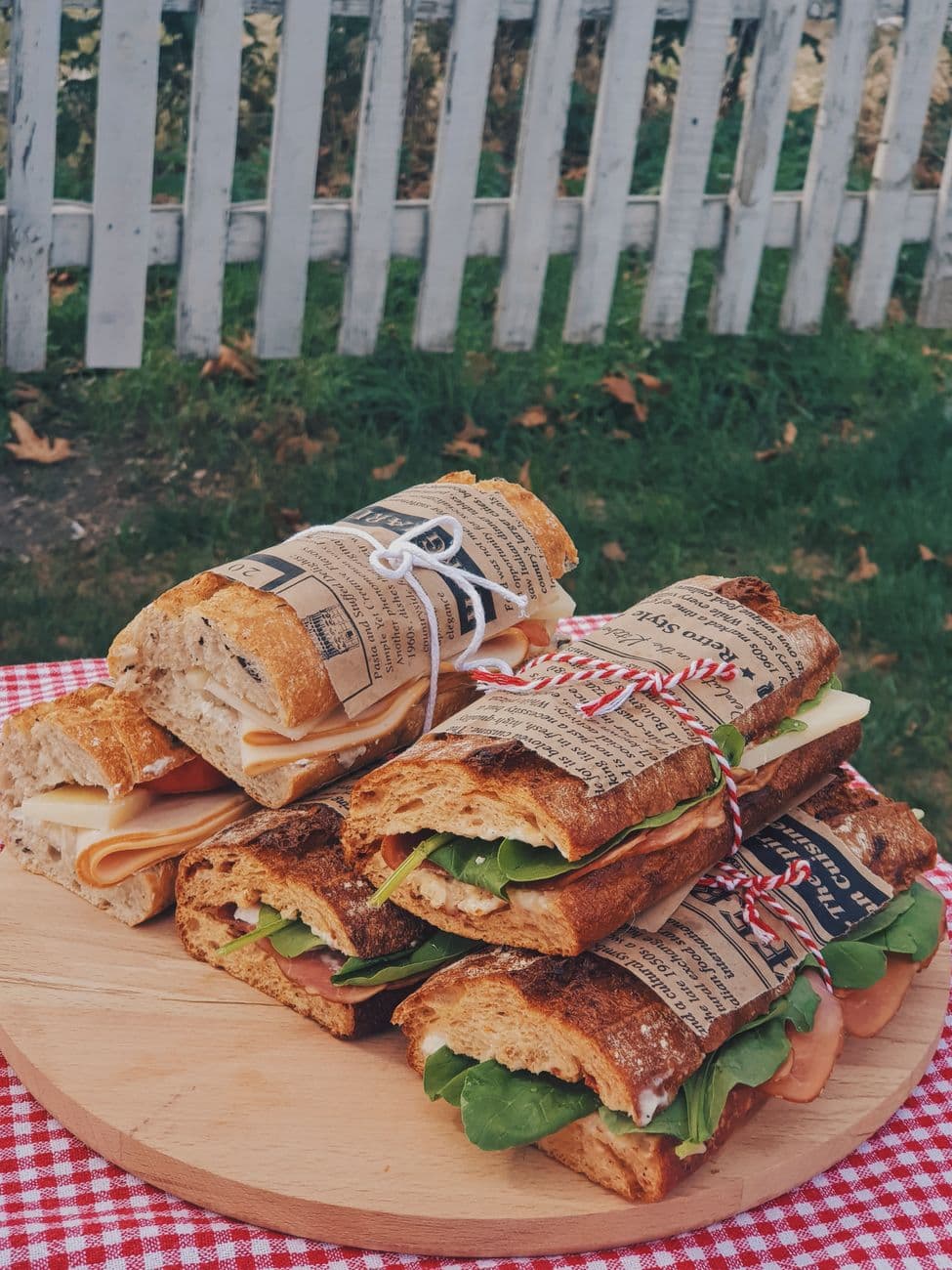 Sandwiches sur baguette garnis, emballés dans du papier kraft